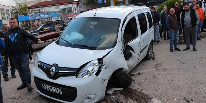 Ordu'da hafif ticari araçların çarpıştığı kazada 2 kişi yaralandı!