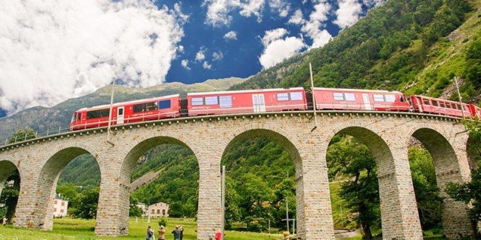 İsviçre'de dünyanın en uzun yolcu treni sefer yaptı