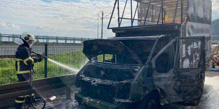 Samsun'da seyir halindeki kamyonet alev alev yandı