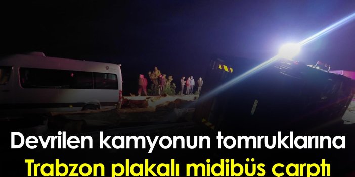 Samsun'da devrilen kamyondan dökülen tomruklara Trabzon plakalı midibüs çarptı