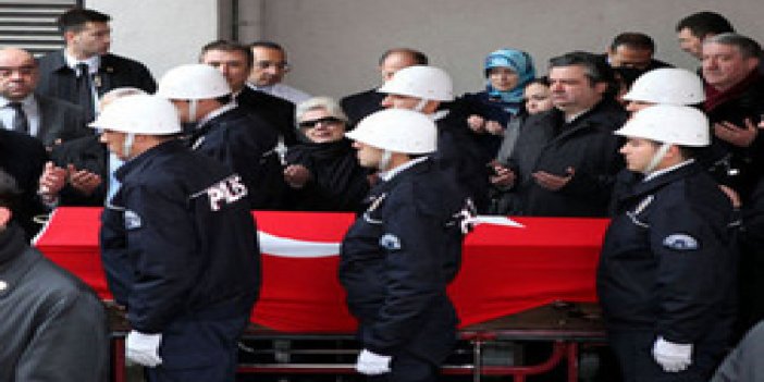 Menderes'in cenazesi götürülüyor