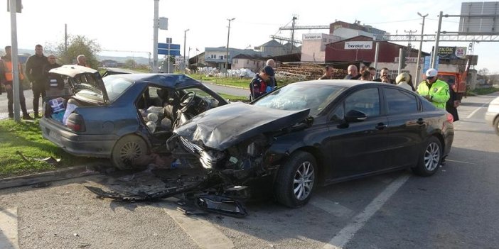 Samsun'da 2 otomobil çarpıştı: 5 yaralı