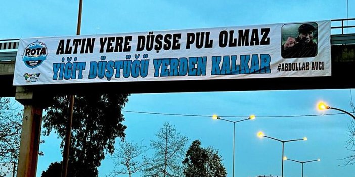 Trabzonspor taraftarından Abdullah Avcı’ya pankartlı destek