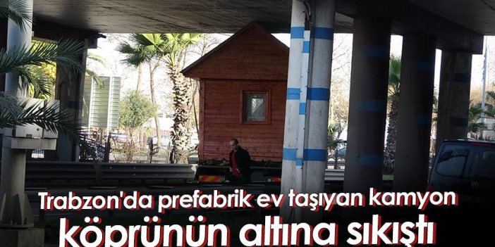 Trabzon'da prefabrik ev taşıyan kamyon köprünün altına sıkıştı