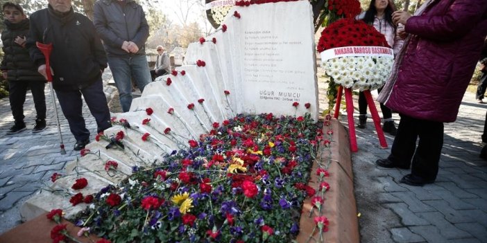 Gazeteci-yazar Uğur Mumcu ölümünün 30'uncu yılında mezarı başında anıldı