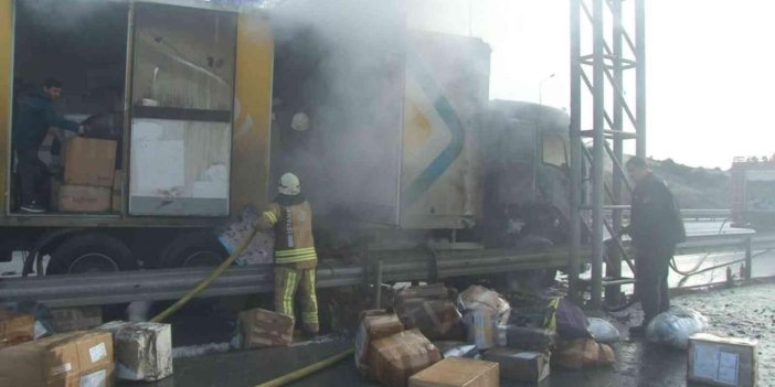 Arnavutköy’de kargo yüklü kamyon alev alev yandı