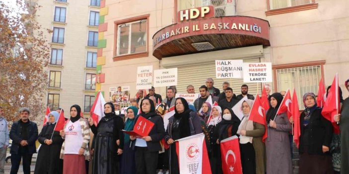 Şehit ve gazi yakınları ile evlat nöbetindeki ailelerden PKK ve HDP’ye gözdağı