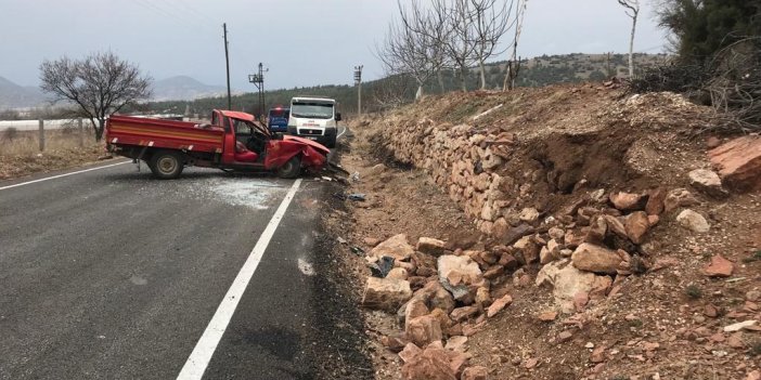 Burdur’da çocuk sürücü kullandığı araçla duvara çarptı, annesi öldü.