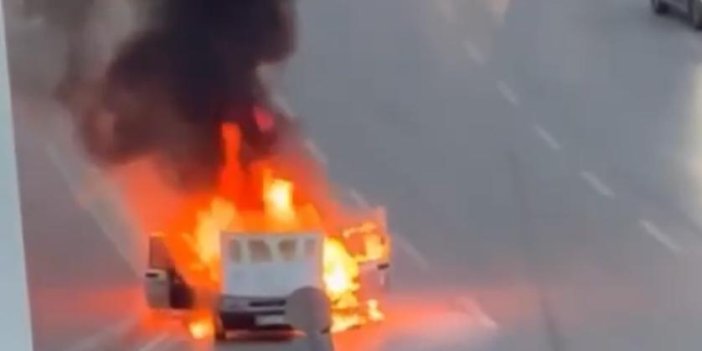 Adana’da yanan otomobil demir yığınına döndü