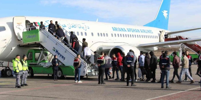 Türkiye’ye yasa dışı yollarla giren Afganistan uyruklu 139 kaçak göçmen sınır dışı edildi