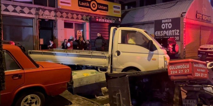 Bursa’da kontrolden çıkan otomobil, park halindeki araçlara çarptı: 1 ağır yaralı