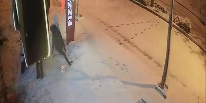 Elazığ’da karda kayıp düşen vatandaşlar kamerada