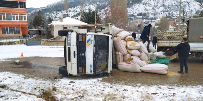 Giresun'da saman yüklü kamyon devrildi: 1 kişi yaralandı