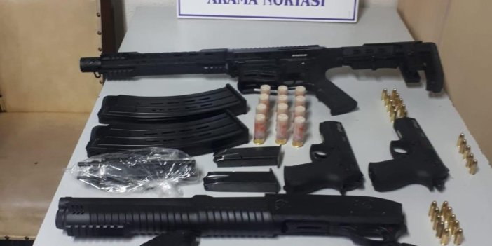 İzmir’de bir araçtan 5 adet ruhsatsız silah ele geçirildi: 2 gözaltı