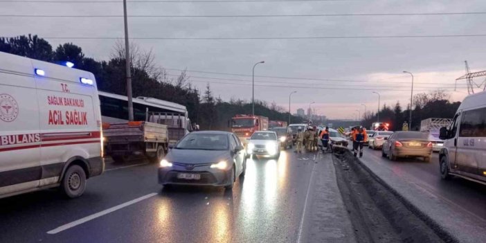 Başakşehir’de önceden olan kazayı sürücülere bildiren kamyonet şoförü minibüsün altında kalarak hayatını kaybetti