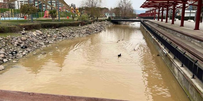 Parktaki su kanalına düşen çocuk boğulma tehlikesi geçirdi