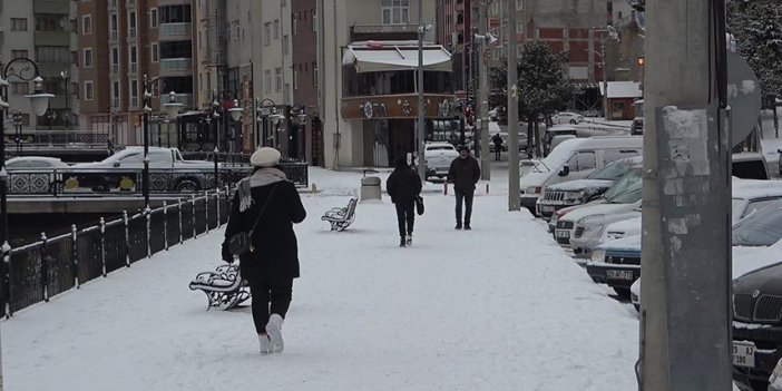 Gümüşhane kent merkezine yılın ilk karı düştü