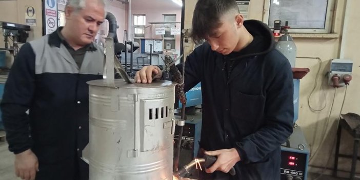 Samsun'da öğretmen ve öğrencisi, depremzedeler için soba üretiyor