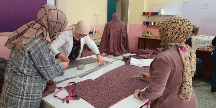 Artvin'de depremzedeler için giysi üretiliyor