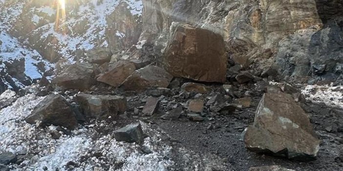Artvin'de yola devrilen dev kaya parçaları ulaşımı engelledi