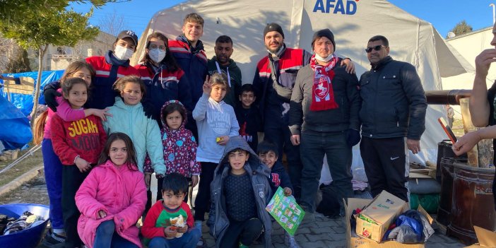Samsun'dan deprem bölgesine giden gönüllüler depremzedelere çocuklara moral verdi
