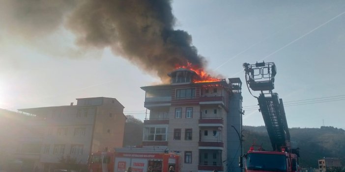 Trabzon'da 5 katlı evin çatısında yangın çıktı