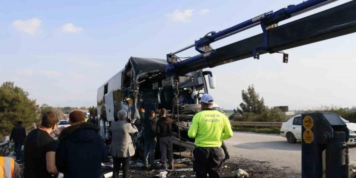 Depremzedeleri taşıyan otobüs kaza yaptı: 2 ölü, 6 yaralı