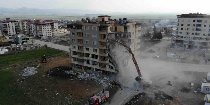 Nurdağı’nda ağır hasarlı binaların yıkımı sürüyor