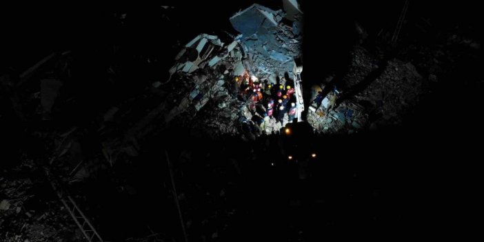 Malatya’da ekiplerin akşam karanlığında çalışması havadan görüntülendi