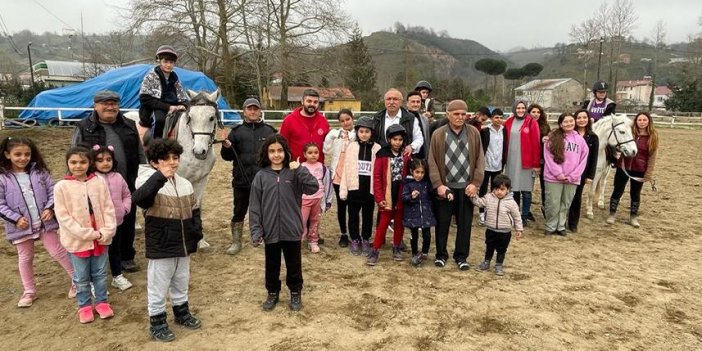 Giresun'da depremzede çocuklara atlarla terapi