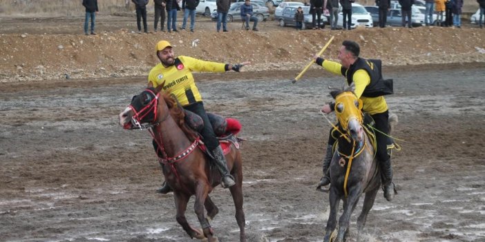 Bayburt'ta bu kez atlar depremzede aileler için dörtnala koştu