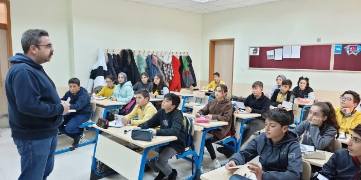 Bayburt'ta öğrenciler harçlıklarını depremzedelerle bölüştü