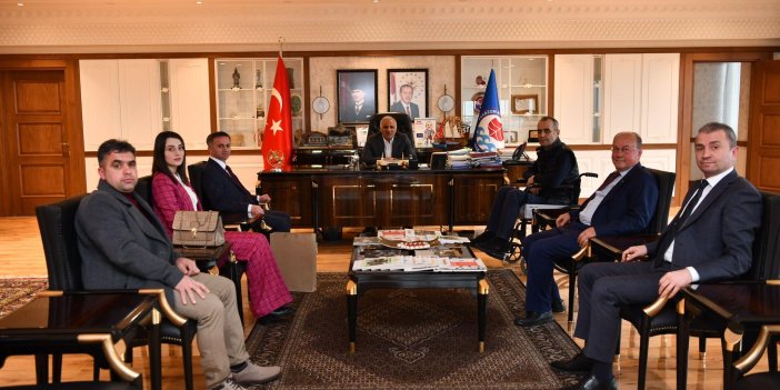 Trabzon Yomra Vakfı Başkanı Ayaz'dan Zorluoğlu'na teşekkür plaketi