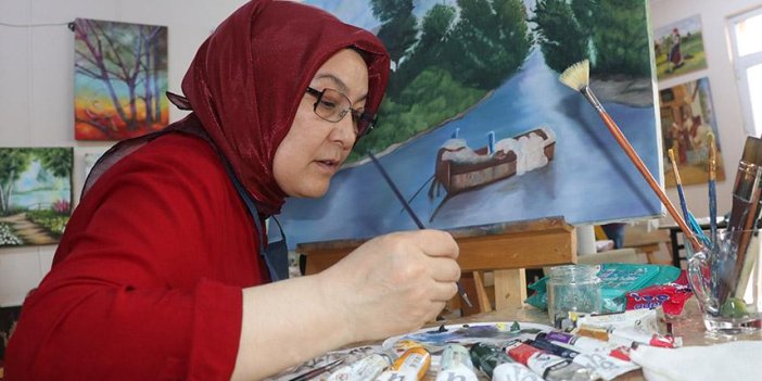 Afgan kadın, Trabzon sevgisini tuvale yansıtıyor