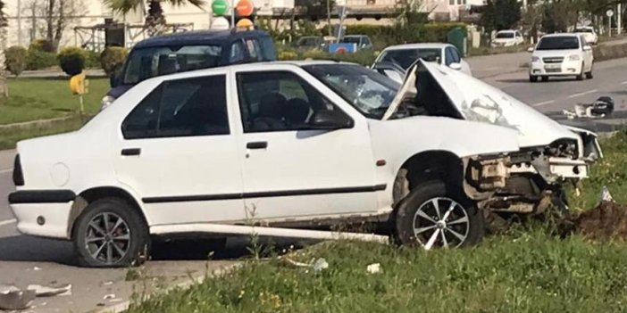 Samsun'da otomobil aydınlatma direğine çarptı! 1 yaralı