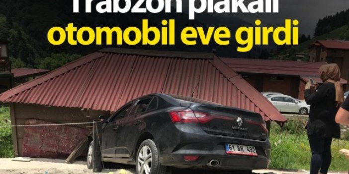 Trabzon plakalı otomobil eve girdi