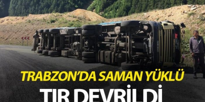 Trabzon'da virajı alamayan saman yüklü araç yan yattı