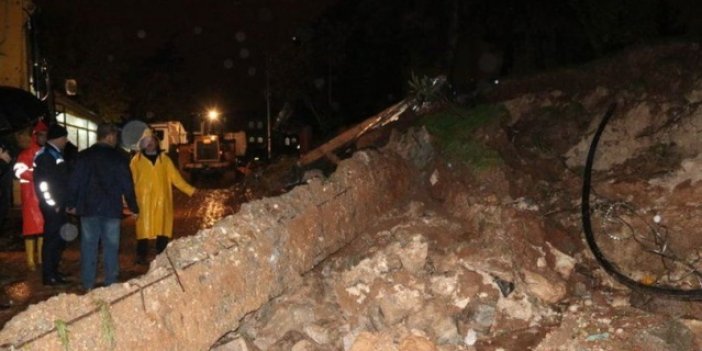 Şanlıurfa'da etkili yağmur nedeniyle okulun istinat duvarı çöktü