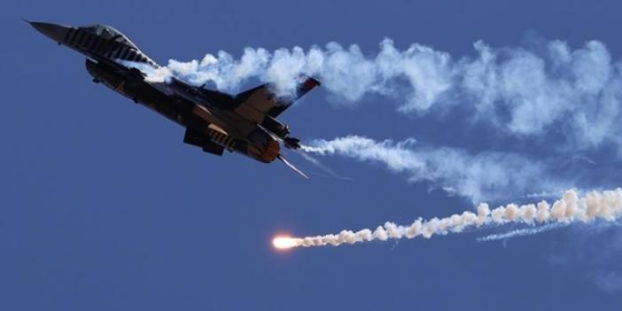 SOLOTÜRK yeni manevrasıyla F-16 sınırlarını aştı. Foto Haber