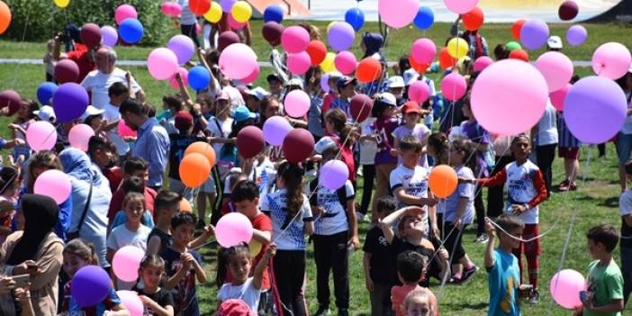 Trabzon'da öğrenciler "Geleneksel Çocuk Şenliği"nde oyunlar oynadı. Foto Haber