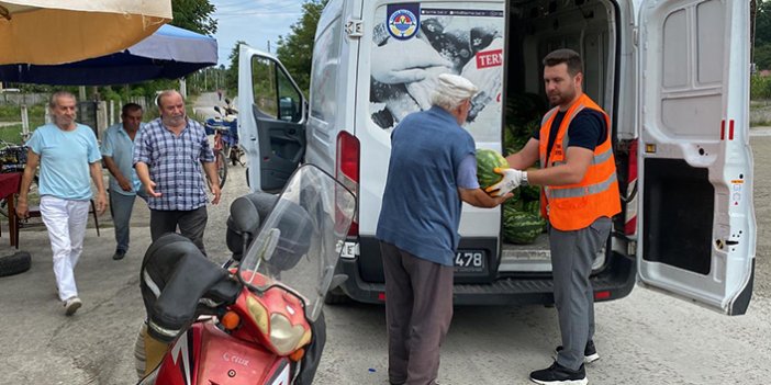 Samsun'da talep fazlası karpuz tarladan alınarak vatandaşlara ücretsiz dağıtıldı