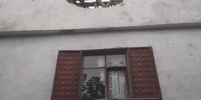 Ordu'da dinamit patlatılan yoldan fırlayan kayalar bir eve hasar verdi
