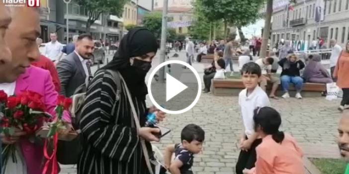 Trabzon meydanında Arap turistlere gül dağıtıldı. Video Haber