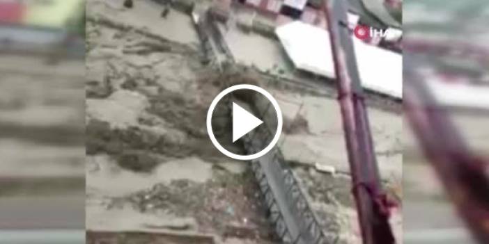 Kastamonu'da sel köprüyü böyle yıktı. Video Haber