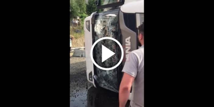 Trabzon’da çakıl yüklü kamyon devrildi! 1 yaralı. Video Haber