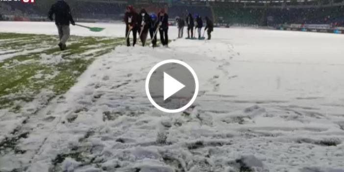 Rizespor Trabzonspor maçı öncesinde Didi Stadı'nda kar temizleme çalışmaları sürüyor. Video Haber