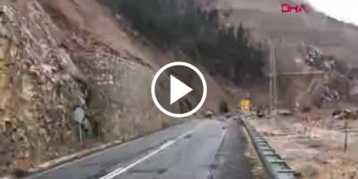 Yamaçtan kopan kayalar yolu kapattı. Video Haber