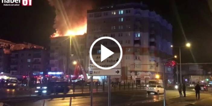 Trabzon'da korku dolu anlar! 5 katlı apartmanın çatısında yangın. Video Haber