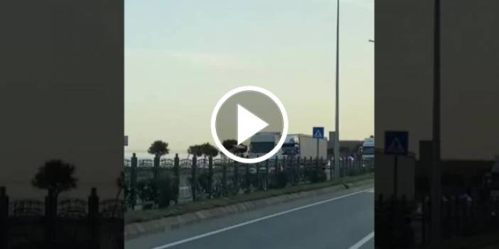 Trabzon'da tır devrildi. Video Haber