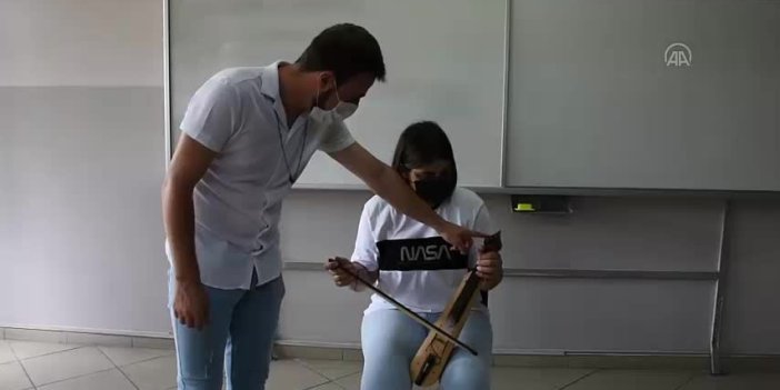 Trabzon'da kemençe eğitimi alan öğrenciler, kamera karşısına geçip klip çekti